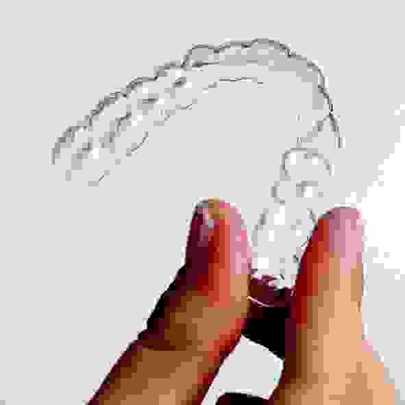 Transparenter, nahezu unsichtbarer Aligner