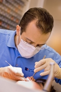 Volle Konzentration: Dr. Alobeid am Patienten