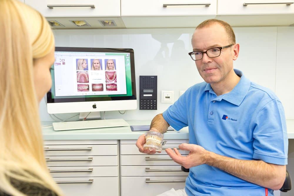 Dr. Madsen berät eine Patientin, Beratung
