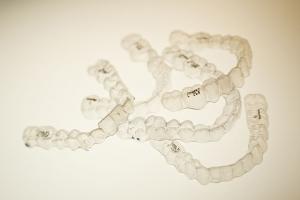 Faszination Invisalign: Zähne mit dünnen Plastikfolien bewegen Faszination Invisalign: Zähne mit dünnen Plastikfolien bewegen