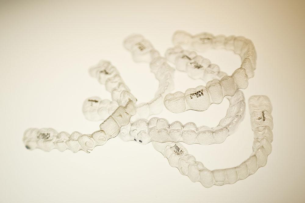 Faszination Invisalign: Zähne mit dünnen Plastikfolien bewegen