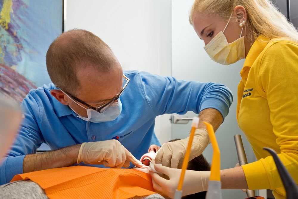 Dr. Madsen und Frau Münch bei der Behandlung