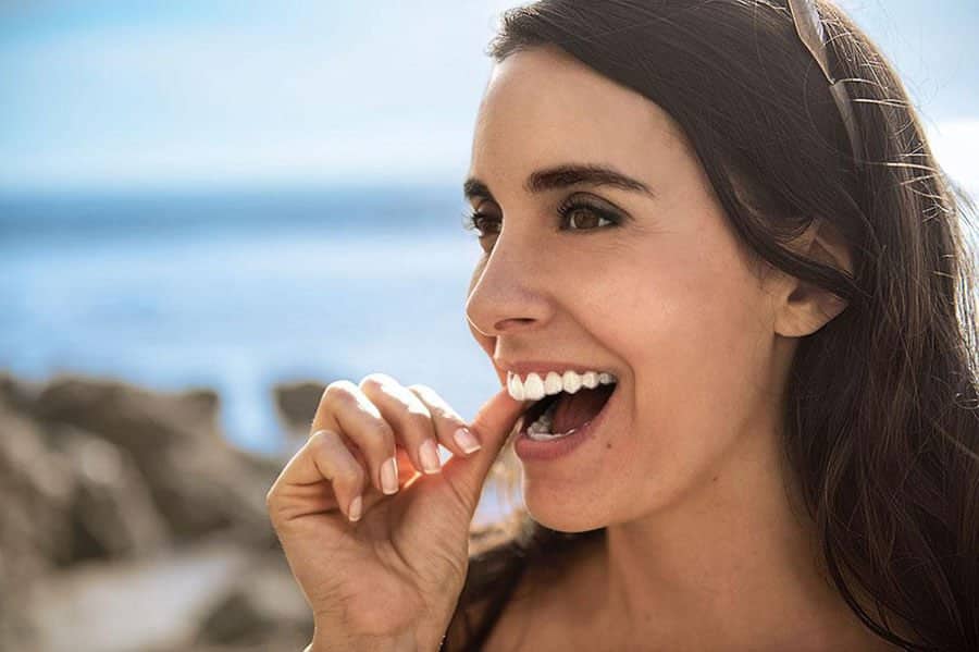 Invisalign, Frau setzt Schiene ein