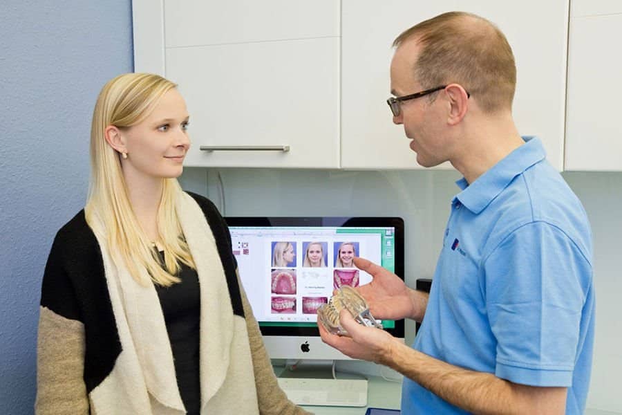 Kieferorthopäde Dr. Madsen bei der Beratung