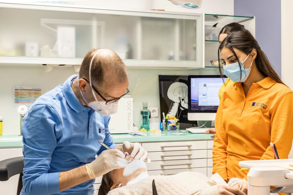 Dr. Madsen bei der Behandlung